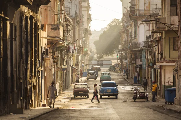 Küba, Havana - 18 Şubat 2017: bilinmeyen insanlar güzel colo — Stok fotoğraf