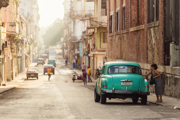 Cuba, La Habana - 18 de febrero de 2017: hermosos coches antiguos retro en —  Fotos de Stock