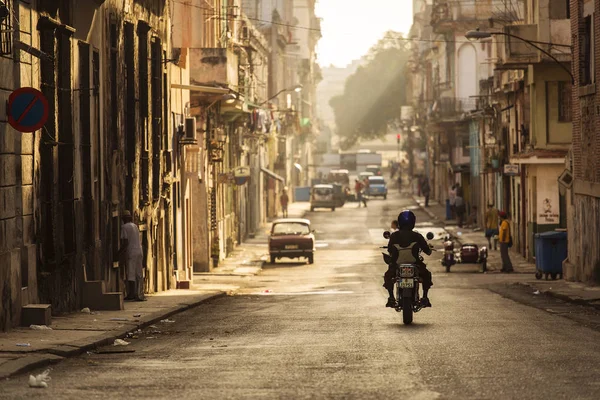 Cuba, Havana - 18 februari 2017: Unkown mensen op mooie colo — Stockfoto