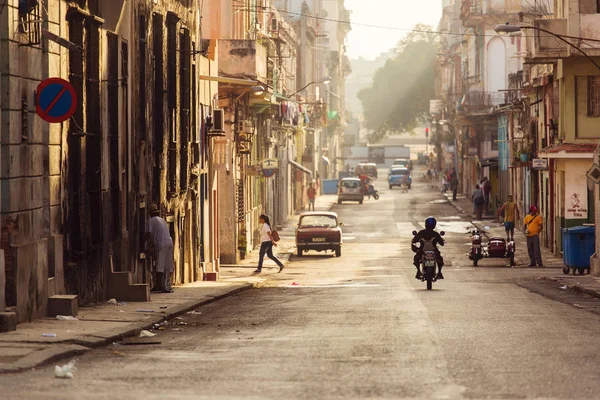 Cuba, La Havane - 18 février 2017 : belles voitures anciennes rétro dans — Photo