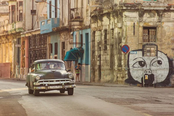 Cuba, Havana - 18 de fevereiro de 2017: belos carros antigos retro em — Fotografia de Stock