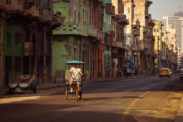 Cuba, Havana - 18 de fevereiro de 2017: belos carros antigos retro em — Fotografia de Stock
