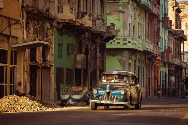 Cuba, Havana - 18 Februar 2017: smukke retro vintage biler i - Stock-foto