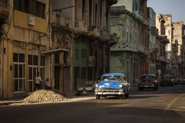 Cuba, Havana - 18 februari 2017: mooie retro vintage auto's in — Stockfoto