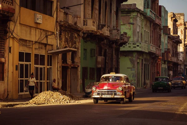 Cuba, Havana - 18 februari 2017: mooie retro vintage auto's in — Stockfoto