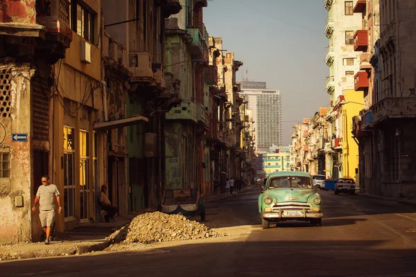 Cuba, Havana - 18 de fevereiro de 2017: belos carros antigos retro em — Fotografia de Stock