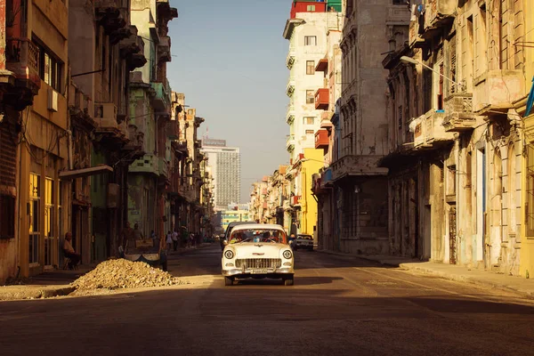 Cuba, La Havane - 18 février 2017 : belles voitures anciennes rétro dans — Photo