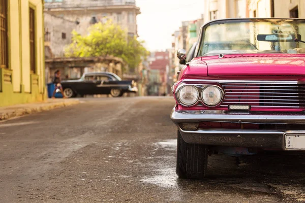 Cuba, Havana - 18 February 2017: beautiful retro vintage cars in — Stock Photo, Image