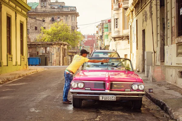 Cuba, La Habana - 18 de febrero de 2017: hermosos coches antiguos retro en — Foto de Stock