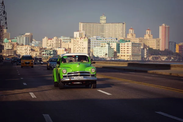 Kuba, Hawana - 18 lutego 2017: piękny retro samochodów zabytkowych w — Zdjęcie stockowe