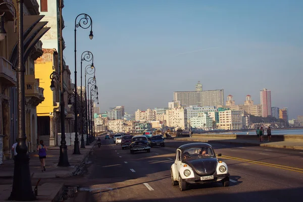 Cuba, Havana - 18 de fevereiro de 2017: belos carros antigos retro em — Fotografia de Stock