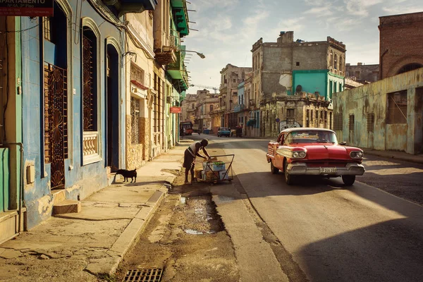 Cuba, La Habana - 18 de febrero de 2017: hermosos coches antiguos retro en — Foto de Stock