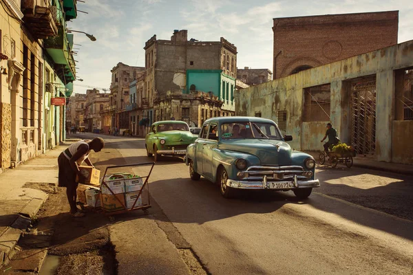 Cuba, La Havane - 18 février 2017 : belles voitures anciennes rétro dans — Photo
