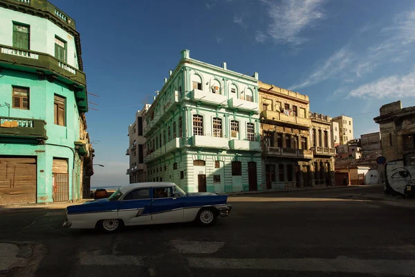 Kuba, Havanna - 18 februari 2017: vackra retro vintage bilar i — Stockfoto