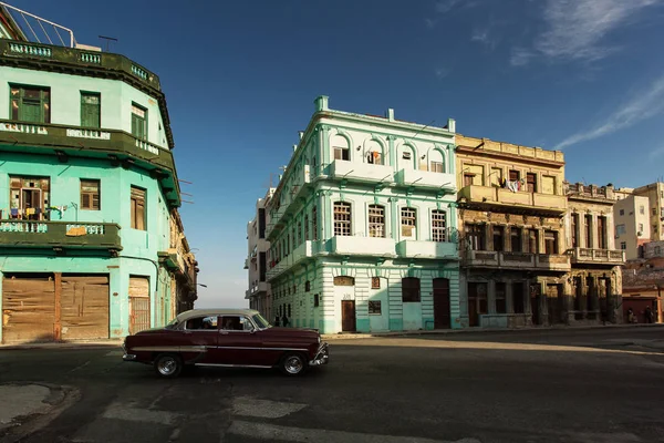 Cuba, Havana - 18 februari 2017: mooie retro vintage auto's in — Stockfoto