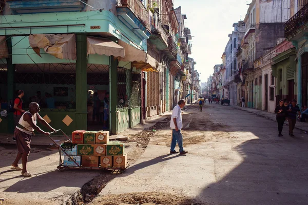 Cuba, Havana - 18 de fevereiro de 2017: Unkown people on beautiful colo — Fotografia de Stock