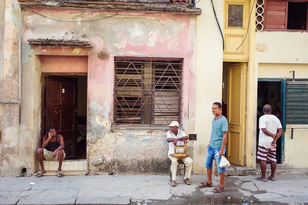 Cuba, Havana - 18 de fevereiro de 2017: Unkown people on beautiful colo — Fotografia de Stock