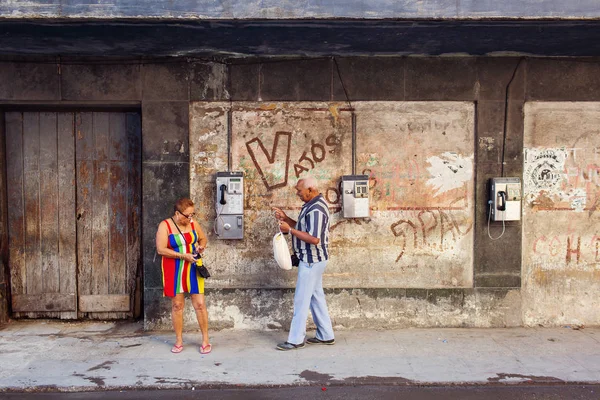 Cuba, Havana - 18 February 2017: Unkown people on beautiful colo — Stock Photo, Image