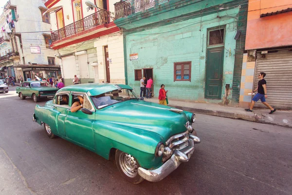 Cuba, La Havane - 18 février 2017 : belles voitures anciennes rétro dans — Photo