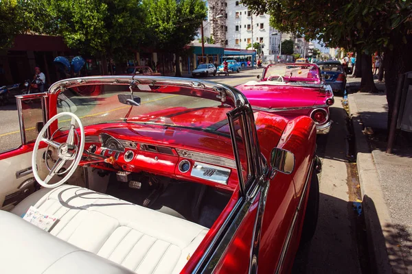 古巴，哈瓦那-2017 年 2 月 18 日︰ 在美丽复古老爷车 — 图库照片