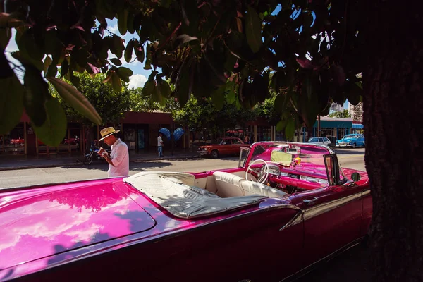 Cuba, La Habana - 18 de febrero de 2017: hermosos coches antiguos retro en — Foto de Stock