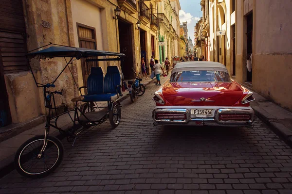 キューバ、ハバナ - 2017 年 2 月 18 日: 美しいレトロなヴィンテージ車 — ストック写真