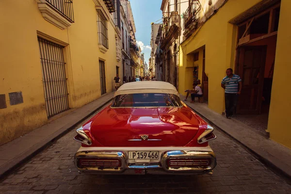 Kuba, Havanna - 18 februari 2017: vackra retro vintage bilar i — Stockfoto