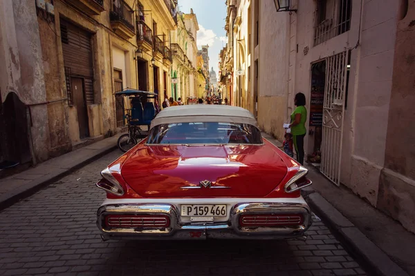 Cuba, Havana - 18 februari 2017: mooie retro vintage auto's in — Stockfoto