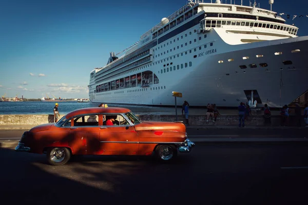 Kuba, Havana - 19 února 2017: krásné retro vintage auta wi — Stock fotografie