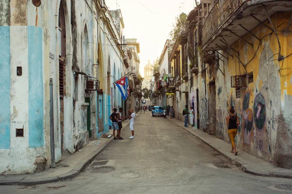 Küba, Havana - 19 Şubat 2017: bilinmeyen insanlar güzel üzerinde rahatlatıcı — Stok fotoğraf