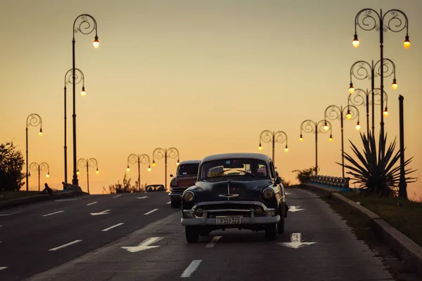 Cuba, La Habana - 19 de febrero de 2017: hermosos coches antiguos retro en — Foto de Stock