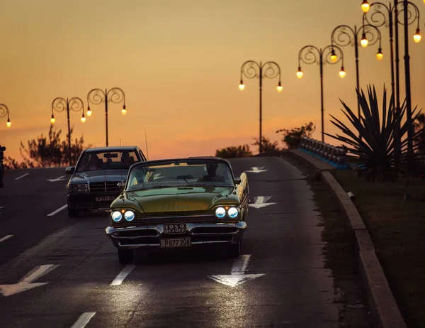 Kuba, Havanna - 19 februari 2017: vackra retro vintage bilar på — Stockfoto
