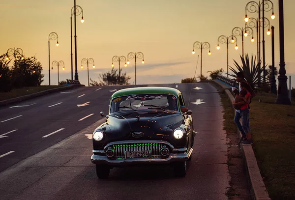 Cuba, Havana - 19 February 2017: beautiful retro vintage cars at — Stock Photo, Image
