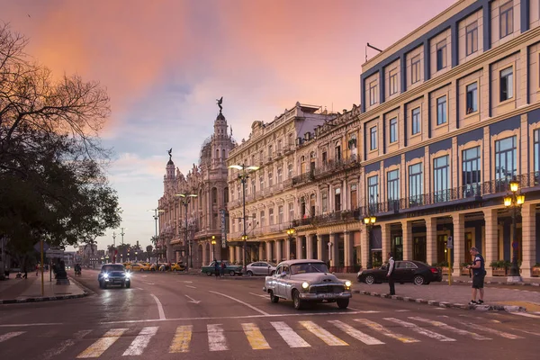 Cuba, Havana - 19 February 2017: beautiful retro vintage cars in — Stock Photo, Image