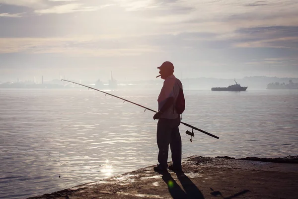 Cuba, La Habana - 19 de febrero de 2017: hombre desnudo pescando al amanecer . — Foto de Stock