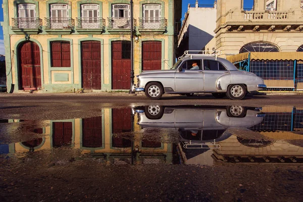 Cuba, La Habana - 19 de febrero de 2017: hermosos coches antiguos retro en — Foto de Stock