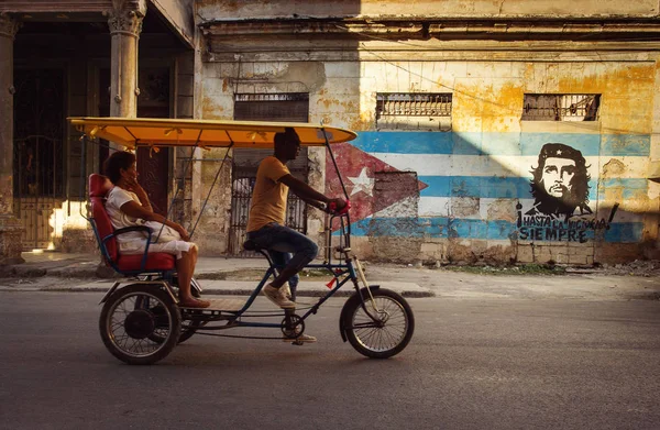 Cuba, La Havane - 20 Février 2017 : belles voitures anciennes rétro dans — Photo