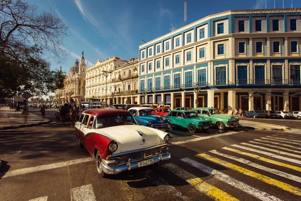 Cuba, Havana - 20 de fevereiro de 2017: belos carros antigos retro em — Fotografia de Stock