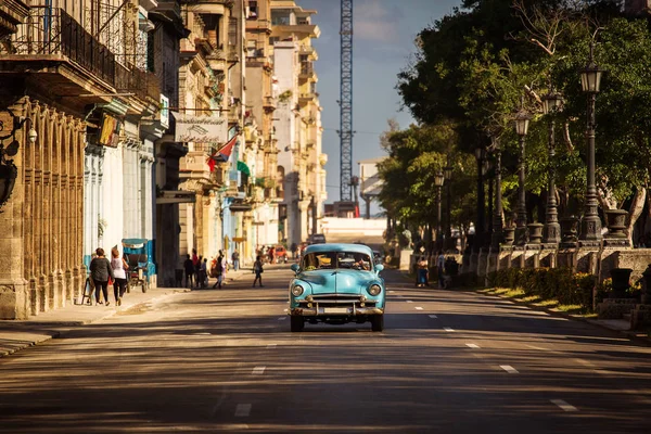 Cuba, Havana - 20 February 2017: beautiful retro vintage cars in — Stock Photo, Image