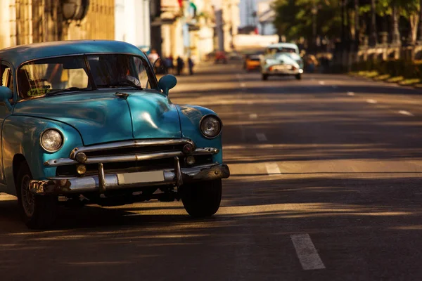 Cuba, La Habana - 20 de febrero de 2017: hermosos coches antiguos retro en — Foto de Stock