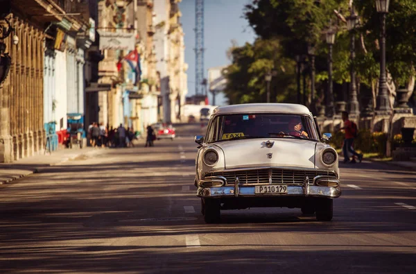 Kuba, Havanna - 20 februari 2017: vackra retro vintage bilar i — Stockfoto