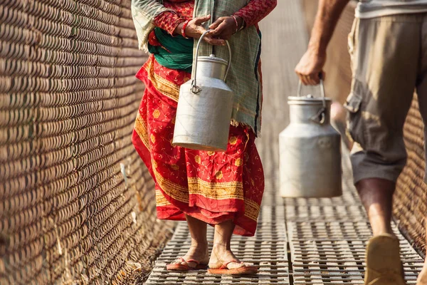 Personer som bär mjölk på bryggan i Himalaya bergen, Nepal — Stockfoto