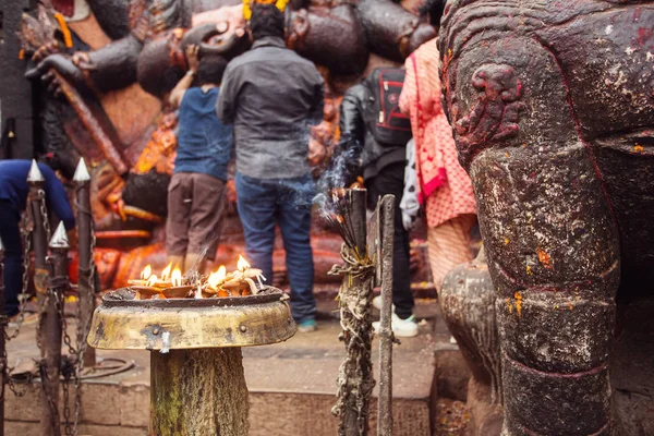 Люди молятся на площади Дурбар в Катманду, Непал — стоковое фото