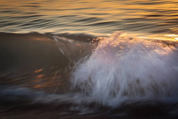 Olas en el océano capturadas con una velocidad de obturación lenta para traer un — Foto de Stock