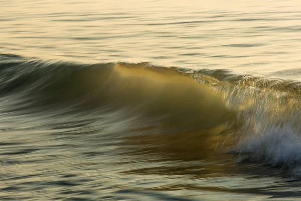 波浪对海洋用较慢的快门速度捕捉带 — 图库照片