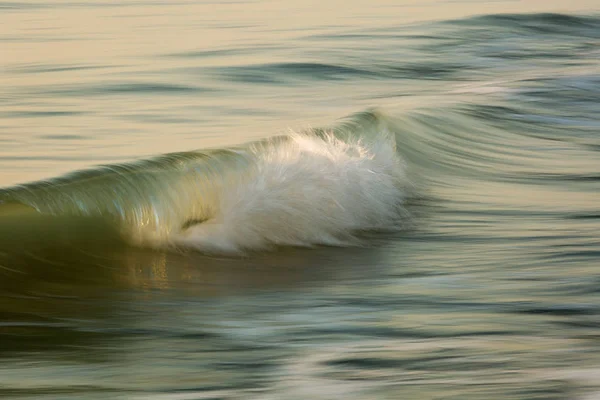 Olas en el océano capturadas con una velocidad de obturación lenta para traer un — Foto de Stock