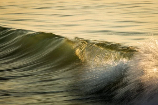 Waves on the ocean captured with a slow shutter speed to bring a — Stock Photo, Image