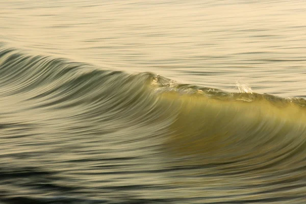 波浪对海洋用较慢的快门速度捕捉带 — 图库照片