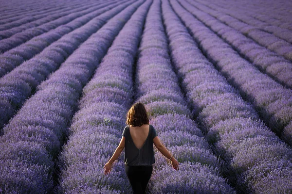 Landschaft mit glücklicher und fröhlicher Frau in einem Lavendelfeld — Stockfoto
