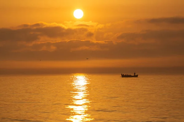 Pêcheurs sur un bateau de pêche sur une mer avec beau lever de soleil en b — Photo